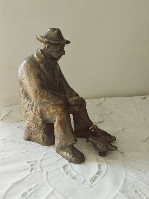 Реалистична скулптура Старец храни гълъби